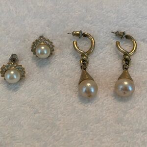 Bundle of 2 pairs pearl earrings